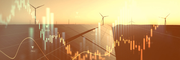 Rader av solpaneler och vindsnurror i skymning. I förgrunden syns staplar och linjer.