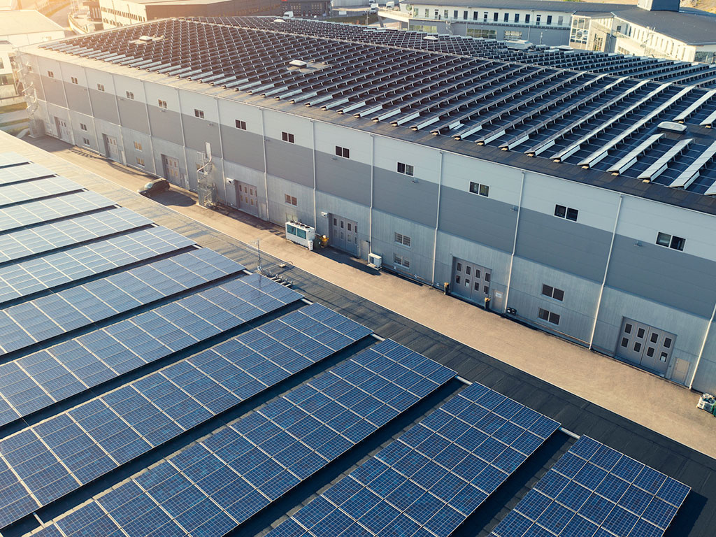 Industritak med solpaneler