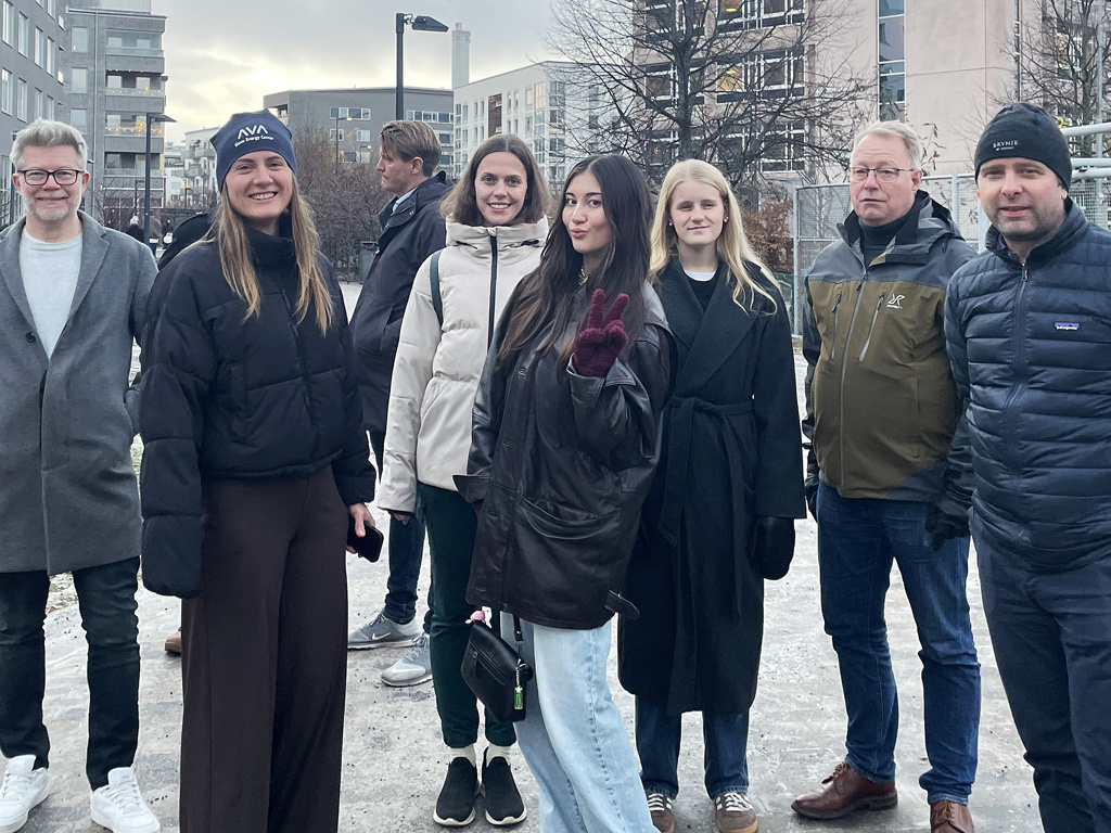 Personer framför bostadshus i Hammarby Sjöstad