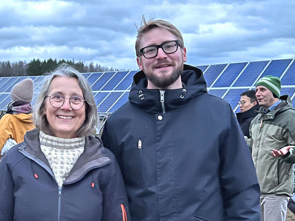 Marika Edoff och Jonathan Scragg, koordinatorer för SOLVE vid Uppsala universitet, i solparken vid Glava Energy Center.