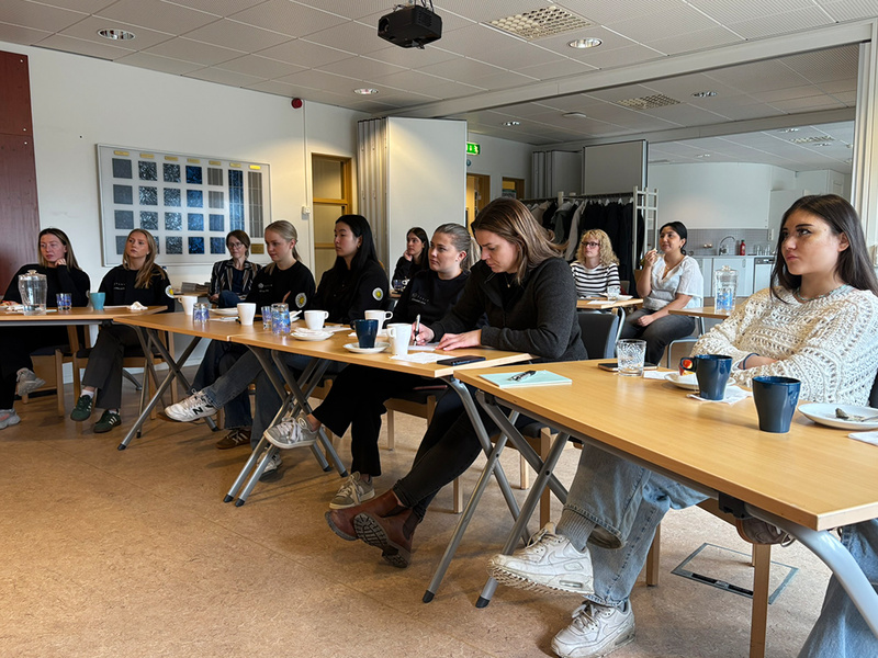 Medlemmar ur studentföreningen TEKLA vid konferensbord