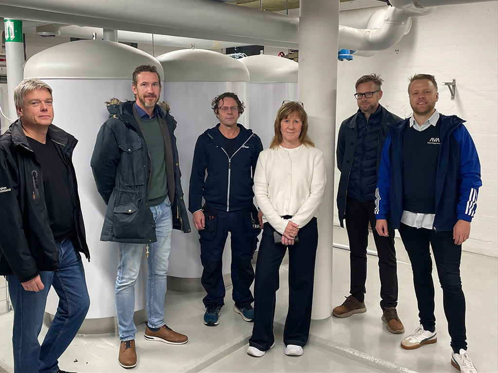 Sju personer står i en källare i en fastighet i Lersätter, Kil. 